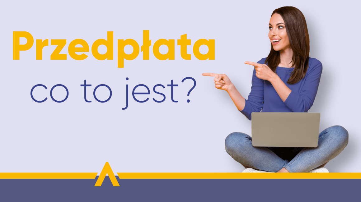 Uśmiechnięta kobieta z laptopem na kolanach wskazująca na napis Przedpłata – co to jest?