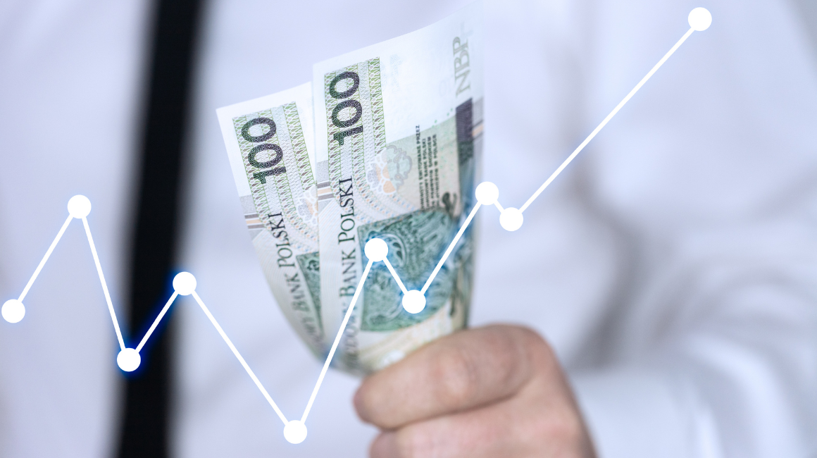 Mężczyzna trzymający polskie banknoty 100 zł, z nałożonym wykresem wzrostu